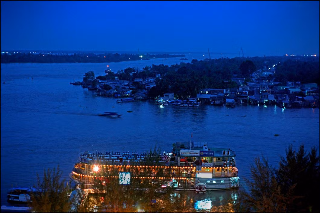 Khung cảnh buổi tối ở cùng góc chụp trước. Ảnh: Ian Berry/ Magnum Photos.