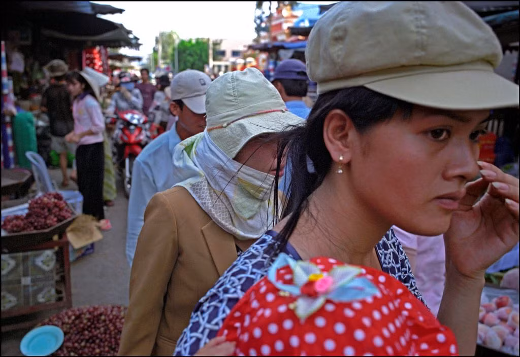 Bên ngoài chợ Châu Đốc. Ảnh: Ian Berry/ Magnum Photos.