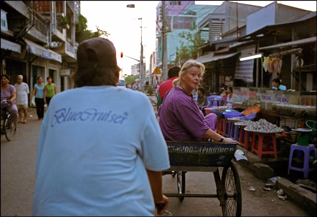 Khách quốc tế tham quan Châu Đốc bằng xe lôi. Ảnh: Ian Berry/ Magnum Photos.