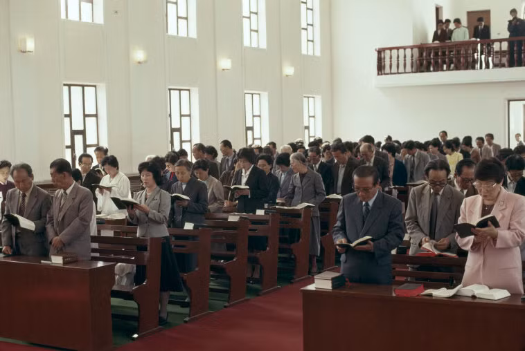Thánh lễ tại một nhà thờ Công giáo ở Bình Nhưỡng. Ảnh: Hiroji Kubota/ Magnum Photos.