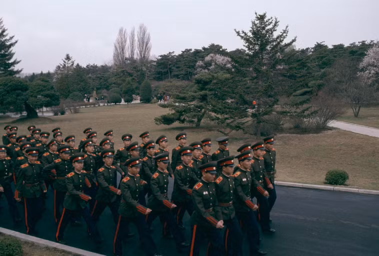 Một nhóm học viên quân đội diễu hành trên đường. Ảnh: Hiroji Kubota/ Magnum Photos.