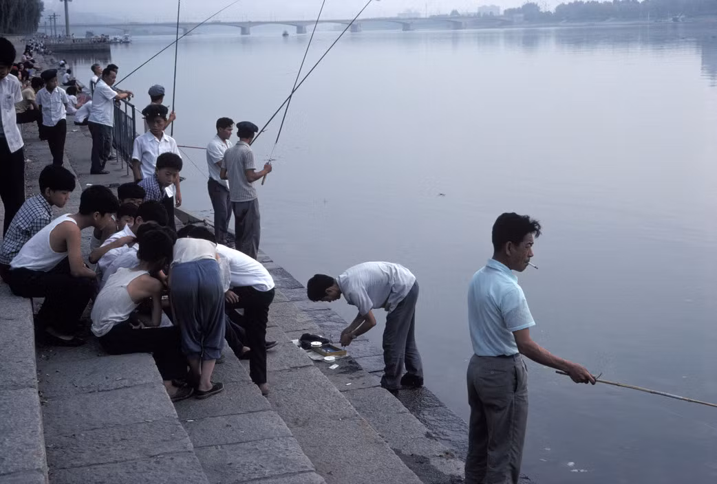 Người dân câu cá bên bờ sông Teadong, Bình Nhưỡng năm 1982. Ảnh: Hiroji Kubota/ Magnum Photos.