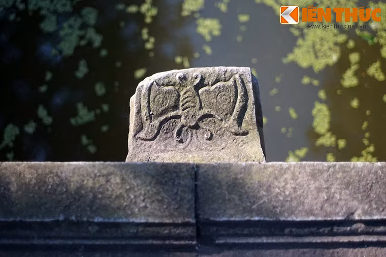 Phía bên trên hai đầu dầm cầu trang trí các con vật, hoa lá cách điệu như con dơi, hổ phù, cá chép, lá sen, lá đề, hoa chanh cách điệu…