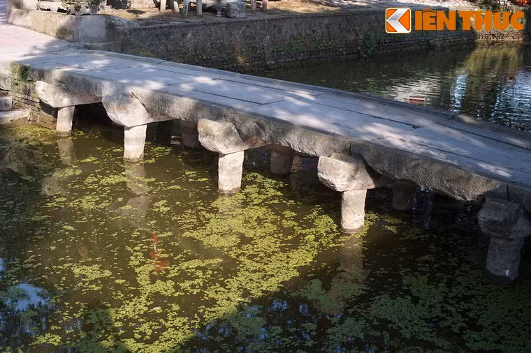 Cầu bắc qua một ao nước phía trước đền và là lối để đi vào khu vực đền chính, được khởi dựng từ thời Lê Trung Hưng (thế kỷ 16-18), trùng tu vào năm 1843, thời của Thiệu Trị của nhà Nguyễn.