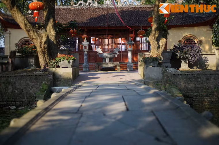 Mặt cầu được lát bằng 20 tấm đá, mỗi nhịp có ba tấm lát mặt, tấm giữa phẳng, hai tấm bên cạnh tạo gờ nổi hai bên rìa tạo dáng thành cầu.