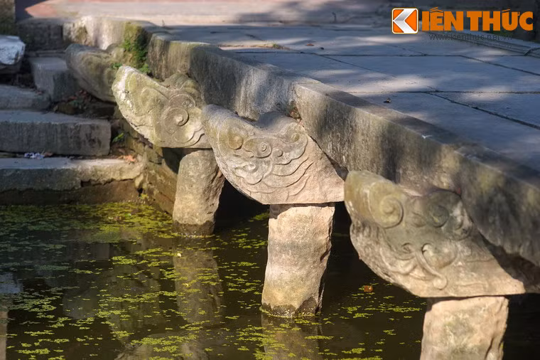 Cầu có 8 chiếc dầm kích thước dài trung bình 2m25, mỗi dầm được đỡ bằng ba trụ, tất cả là 24 trụ.