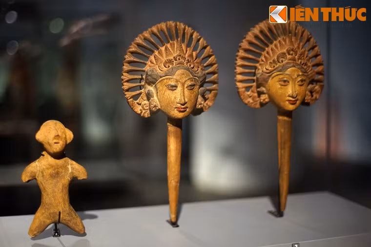 Tượng nam giới làm bằng đất nung của người Bugi, đảo Sulawesi (trái) và con rối lằm bằng gỗ của người bản địa Bali, Indonesia (phải).