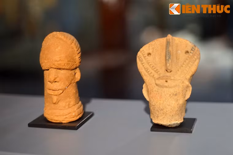 Tượng đầu người và tượng người cách điệu thuộc văn hóa Bura, niên đại từ thế kỷ 9-15, khu vực Tây Nam Niger và Đông Nam Burkina Faso ngày nay.