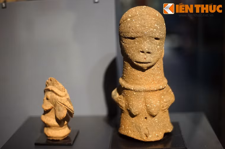 Tượng đầu gà trống và phụ nữ quỳ của nền văn hóa cổ lưu vực sông Niger, niên đại từ thế kỷ 6 trở về trước.