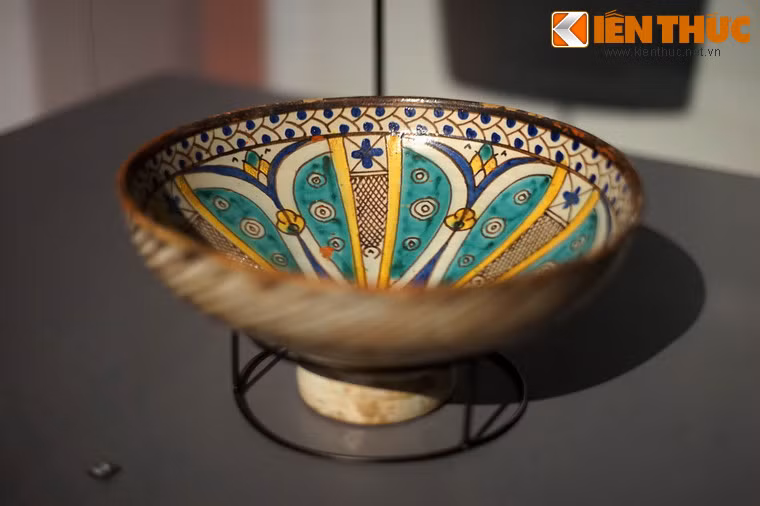 Mokhfia, bát đựng món ăn couscous của người Morocco làm bằng gốm men thiếc, niên đại thế kỷ 19.