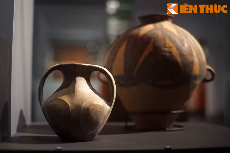 Những chiếc bình gốm hai tai đặc trưng của văn hóa Majiayao, niên đại 2.000 - 3.000 năm TCN, thuộc khu vực tỉnh Cam Túc và Thanh Hải của Trung Quốc ngày nay.