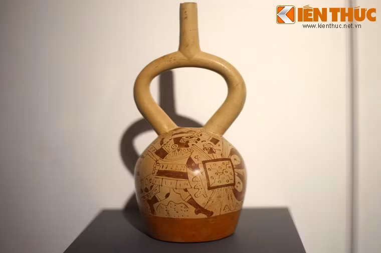 Bình gốm có vòi hình bàn đạp yên ngựa của nền văn hóa Mochica (thế kỷ 1 TCN đến thế kỷ 7 SCN, khu vực bờ Thái Binh Dương ở Bắc Peru ngày nay).
