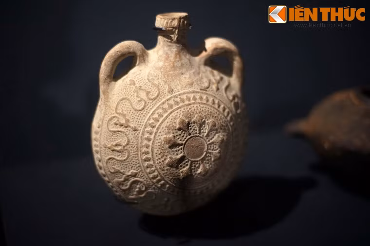 Bình hoa dây làm bằng đất nung thời cổ đại khai quật được ở Balkh, Afghanistan.