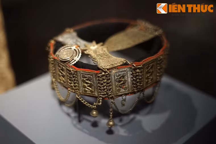  Vòng trang sức làm bằng vải và kim loại của phụ nữ Thổ Nhĩ Kỳ, có từ thế kỷ 19.