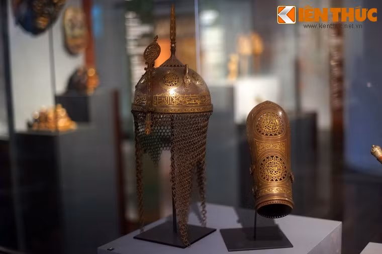Mũ và giáp che tay làm bằng thép Nạm vàng của vùng Bắc Ấn Độ, có niên đại từ thế kỷ 18.