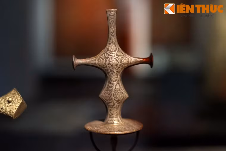 Chuôi kiếm làm bằng thép nạm bạc khai quật ở vùng Rajasthan, Ấn Độ.