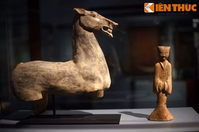 Tượng ngựa và phụ nữ là bằng đất nung được chôn trong một của tầng lớp quý tộc Tây Hán, Trung Quốc thời cổ đại. Cổ vật nằm trong trưng bày chuyên đề "Vòng quanh thế giới" do GS Lê Thành Khôi (ĐH Sorbonne, Pháp) tặng Bảo tàng Dân tộc học Việt Nam.