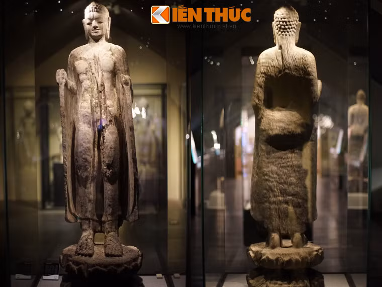 Tượng khoác áo phủ kín hai vai, tà áo tạo thành hình vòng cung mềm mại kèo dài xuống phía dưới bao quanh đôi chân.