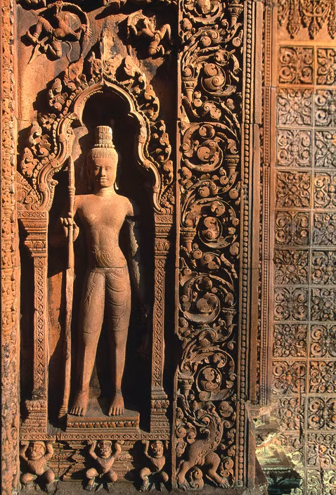 Một mảng trang trí tinh xảo ở đền Angkor, Siem Riep năm 1996. Ảnh: Hiroji Kubota/ Magnum Photos.