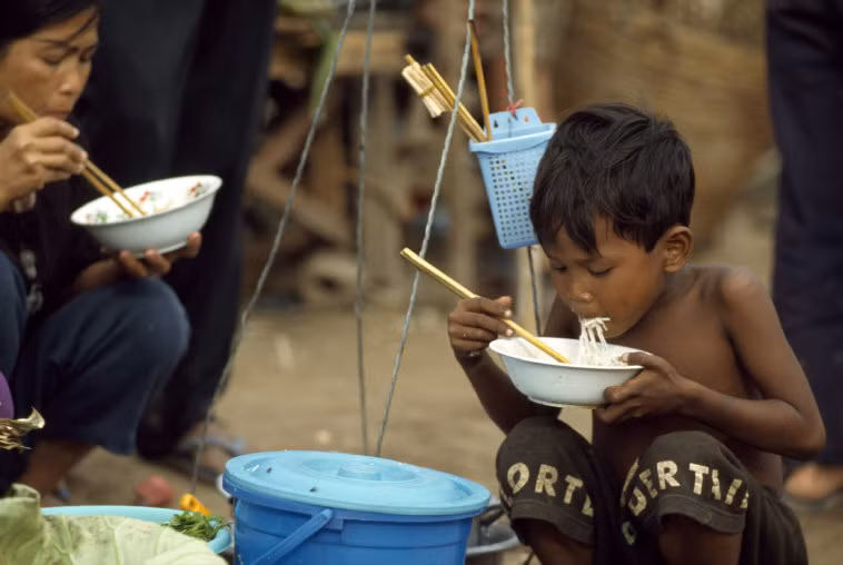Gánh bún rong ở chợ, Phnom Penh 1997. Ảnh: Hiroji Kubota/ Magnum Photos.