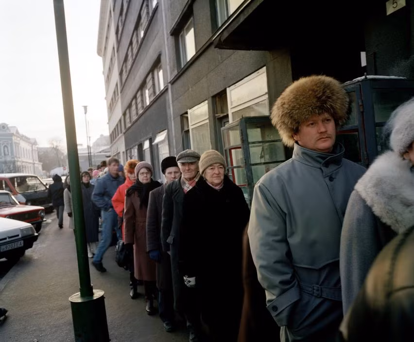 Dòng người chờ nhận giỏ trước khi vào một siêu thị ở Moscow. Ảnh: Martin Parr/ Magnum Photos.