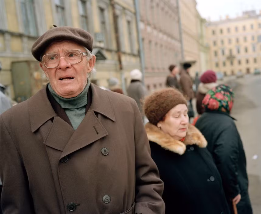 Chân dung một cụ ông trên đường phố St Petersburg. Ảnh: Martin Parr/ Magnum Photos.