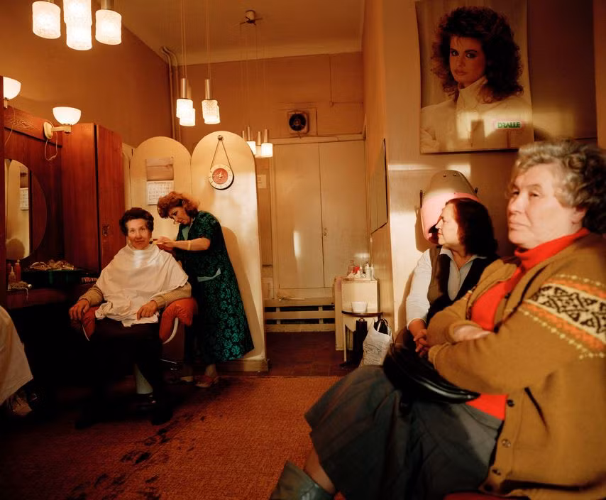 Các cụ bà trong hiệu làm tóc nữ ở St Petersburg. Ảnh: Martin Parr/ Magnum Photos.