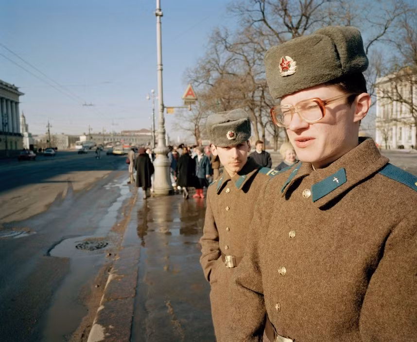 Các quân nhân trẻ ở St Petersburg. Ảnh: Martin Parr/ Magnum Photos.