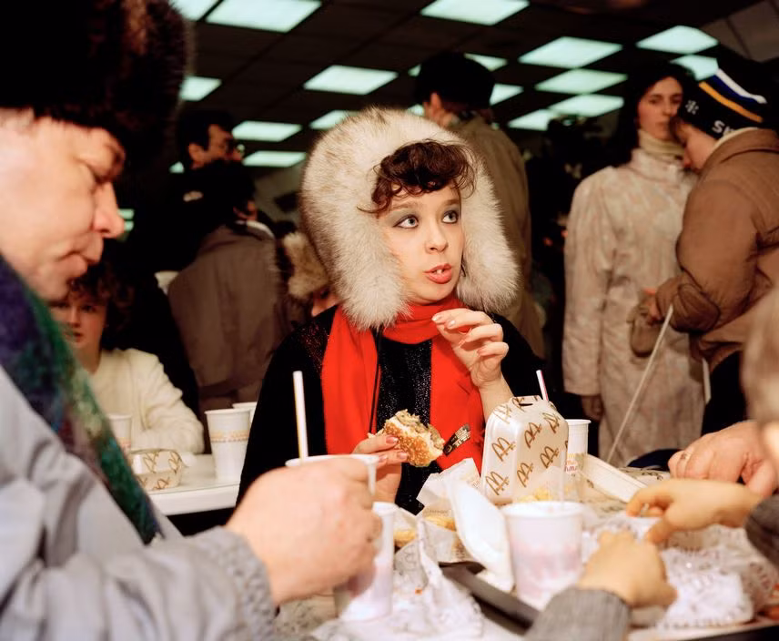 Một trong một hiệu đồ ăn nhanh Mc Donald mới mở ở Moscow. Ảnh: Martin Parr/ Magnum Photos.
