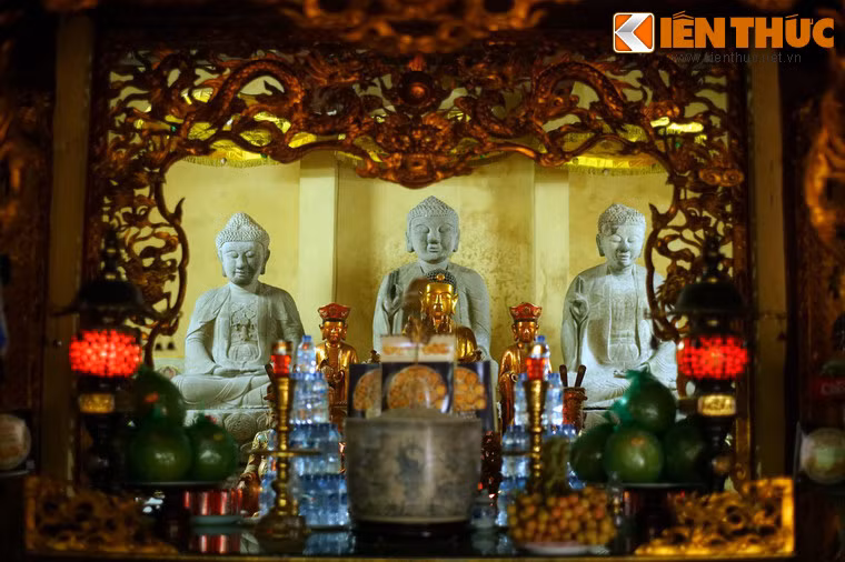 Chùa Ngọc Khám có tên chữ là Linh Ứng tự (huyện Thuận Thành, tỉnh Bắc Ninh) được xây dựng từ thời Trần. Trải qua thăng trầm lịch sử, chùa bị phá hủy nhiều lần, hiện vật gốc còn lưu lại là ba pho tượng Tam Thế tạc bằng đá được đánh giá là độc nhất vô nhị Việt Nam.