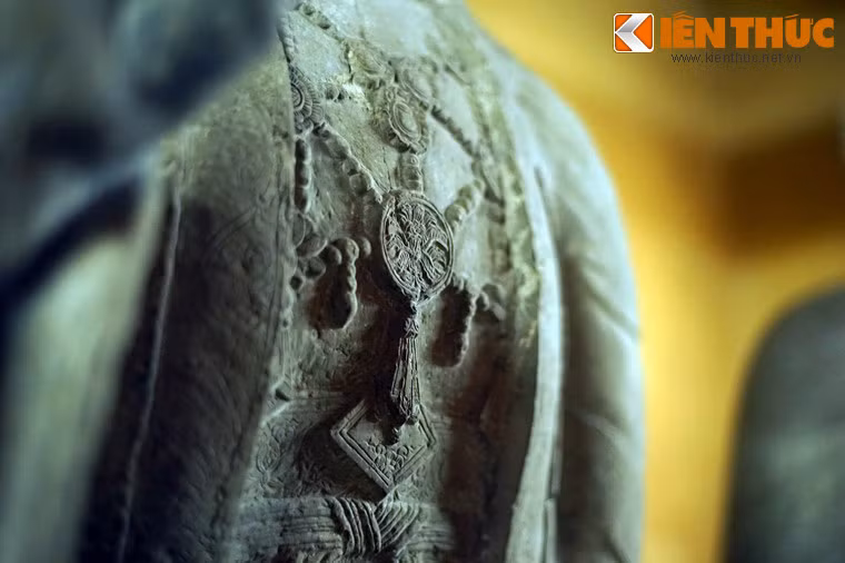 Cận cảnh chi tiết vòng dây trên ngực áo tượng.