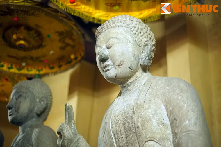 Khuôn mặt tượng về cơ bản được tạo hình tương tự như pho tượng ở giữa.