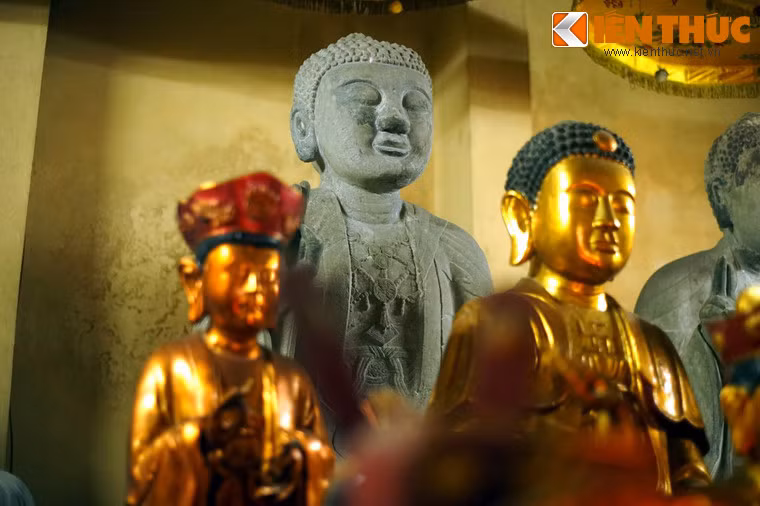 Đầu tượng to, sọ nở, tóc xoắn ốc, đỉnh nổi nhục kháo. Khuôn mặt nữ tính, đầy đặn, phúc hậu, lông mày cong lá liễu, mắt khép hờ nhân từ, miệng mỉm cười độ lượng; tai to dài chảy.