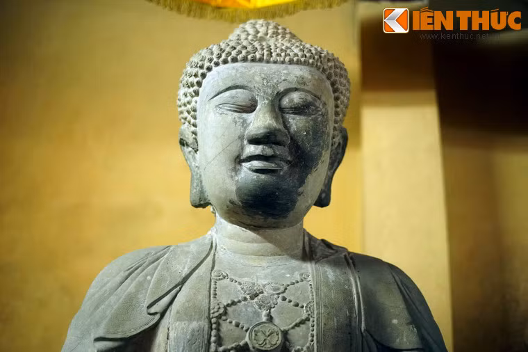 Cận cảnh khuôn mặt tượng bên trái.