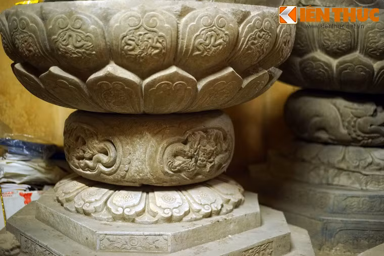 Sự độc đáo của các pho tượng này còn thể hiện ở phần bệ tượng với những đường nét điêu khắc rất tinh xảo.