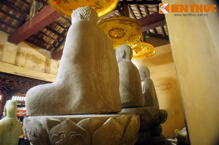 Mặt sau của bộ tượng Tam Thế chùa Linh Ứng.