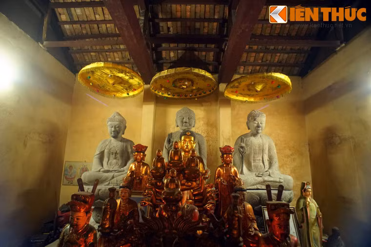 Cả ba pho tượng cơ bản còn nguyên vẹn, riêng pho ở giữa sứt một phần đùi trái.