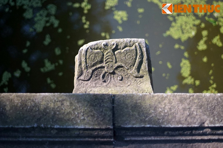 Phía bên trên hai đầu dầm cầu trang trí các con vật, hoa lá cách điệu như con dơi, hổ phù, cá chép, lá sen, lá đề, hoa chanh cách điệu… So với cầu đá làng Nôm, cầu đá của đền Lũng Khê quy mô nhỏ hơn, nhưng có phần phong phú hơn về các họa tiết trang trí.