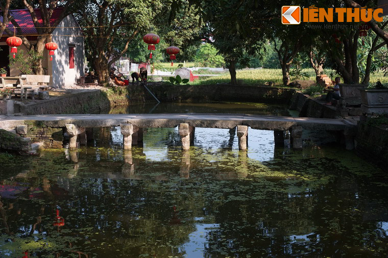 Cầu làm bằng đá xanh nguyên khối gồm 7 nhịp với chiều dài 10m38, chiều rộng mặt cầu 1m67, chiều dài trung bình mỗi nhịp là 1m40. Mặt cầu được lát bằng 20 tấm đá, mỗi nhịp có ba tấm lát mặt.