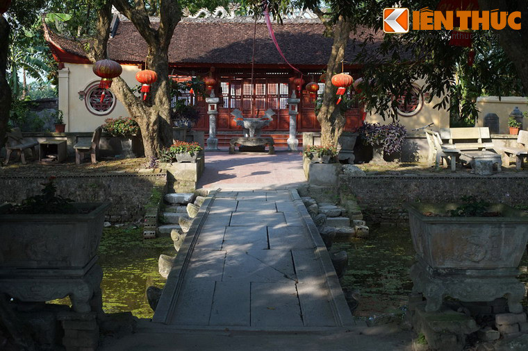 Nằm trong khu vực thành cổ Luy Lâu (xã Thanh Khương, huyện Thuận Thành, tỉnh Bắc Ninh), cầu đá của đền Lũng Khê được khởi dựng từ thời Lê Trung Hưng (thế kỷ 16-18), trùng tu vào năm 1843, thời vua Thiệu Trị của nhà Nguyễn.