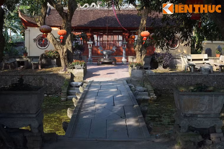 Nằm trong khu vực thành cổ Luy Lâu (xã Thanh Khương, huyện Thuận Thành, tỉnh Bắc Ninh), cầu đá của đền Lũng Khê được khởi dựng từ thời Lê Trung Hưng (thế kỷ 16-18), trùng tu vào năm 1843, thời vua Thiệu Trị của nhà Nguyễn.