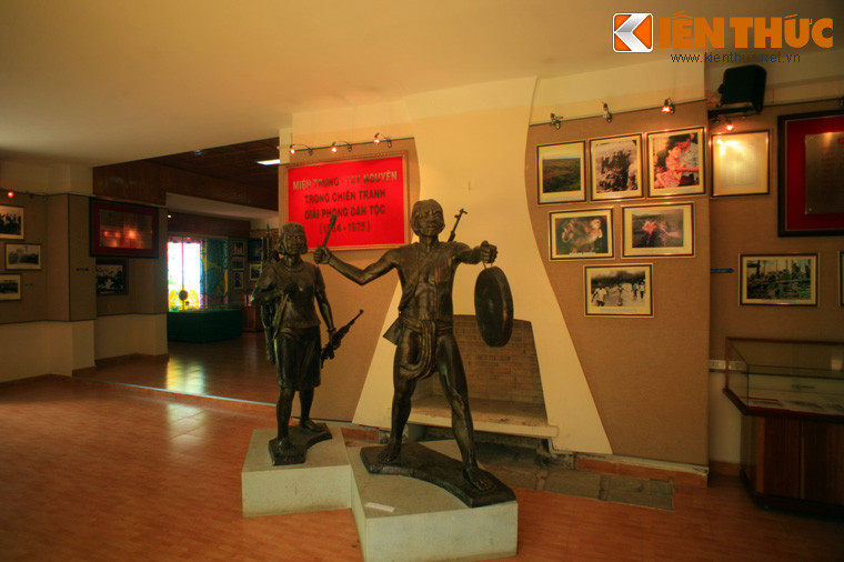 Bên cạnh mộc bản triều Nguyễn, nhà trưng bày của Trung tâm Lưu trữ Quốc gia IV còn giới thiệu nhiều tài liệu, hình ảnh lịch sử của cuộc kháng chiến chống Pháp, Mỹ và quá trình hình thành phát triển của Tây Nguyên và tỉnh Lâm Đồng, trong đó có thành phố Đà Lạt.