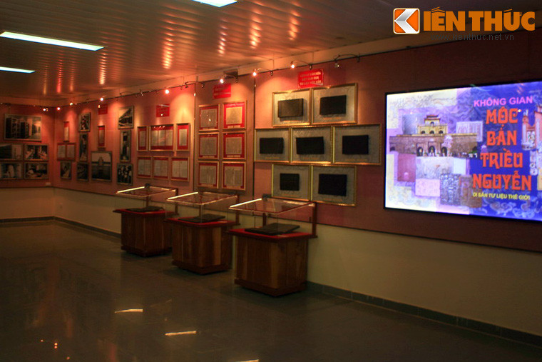 Hiện vật nổi bật ở nơi đây là các mộc bản trăm tuổi được chọn lọc trong số 34.618 tấm mộc bản triều Nguyễn. Đây là những văn bản chữ Hán - Nôm được khắc ngược trên gỗ để in ra các sách tại Việt Nam, được hình thành chủ yếu trong quá trình hoạt động của Quốc sử quán triều Nguyễn.