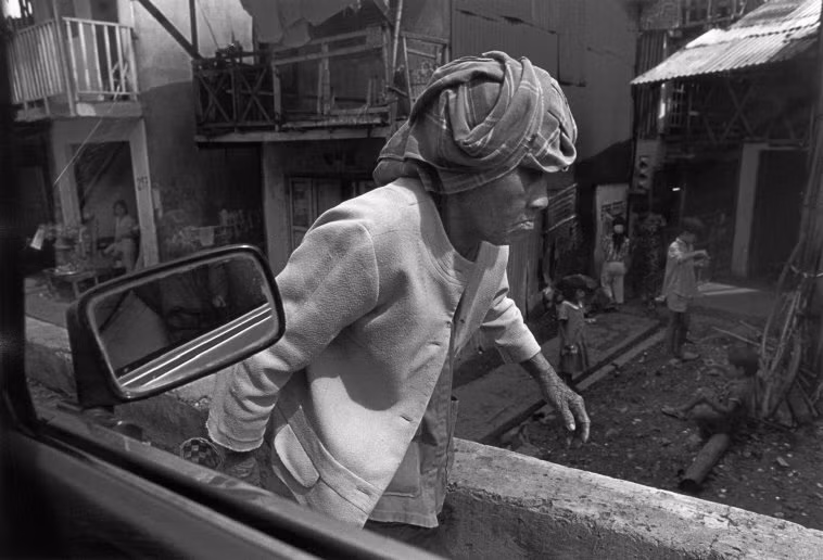 Một góc phố Sài Gòn nhìn từ cửa kính ô tô. Ảnh: Ferdinando Scianna/ Magnumphotos.com.