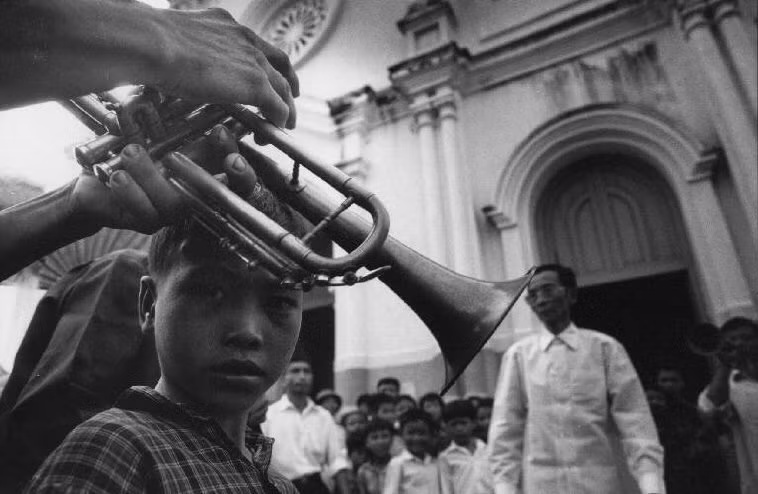 Thánh lễ tại một nhà thờ. Ảnh: Ferdinando Scianna/ Magnumphotos.com.