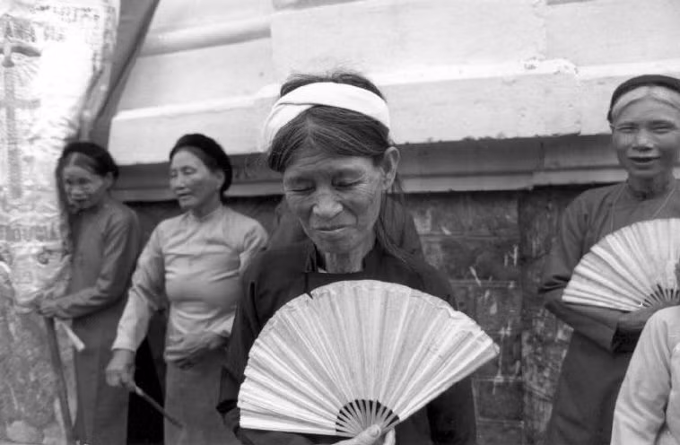 Các cụ bà tham gia thánh lễ. Ảnh: Ferdinando Scianna/ Magnumphotos.com.