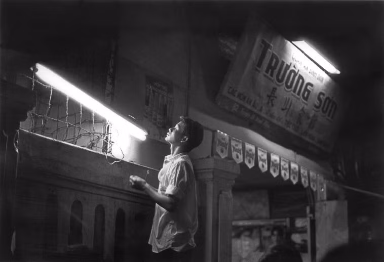 Bên ngoài quán ăn Trường Sơn ở số 82 Nguyễn Thị Minh Khai. Ảnh: Ferdinando Scianna/ Magnumphotos.com.