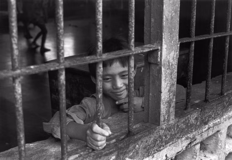 Một cậu bé trong trại trẻ mồ côi. Ảnh: Ferdinando Scianna/ Magnumphotos.com.