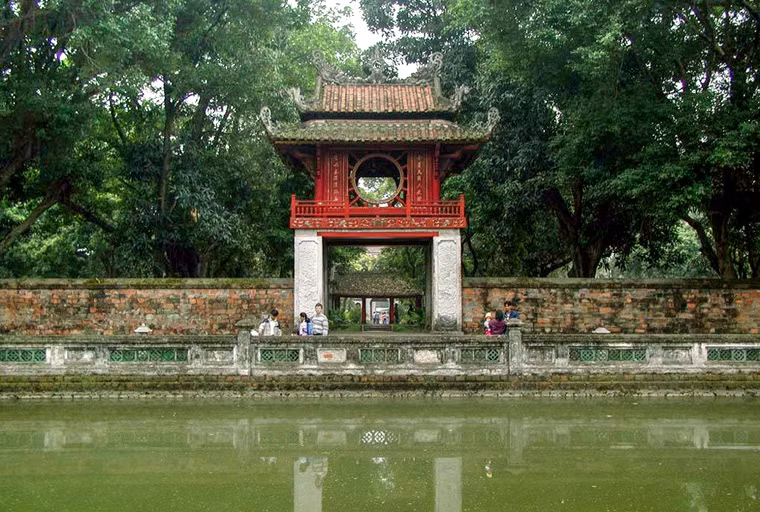 Nằm cạnh giếng Thiên Quang và các mảnh vườn đầy cây xanh, gác được sử dụng làm nơi họp bình những bài văn hay của các sĩ tử đã thi trúng khoa thi hội. 