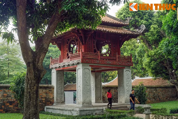 Tầng dưới là 4 trụ gạch vuông, mỗi cạnh của trụ có chiều dài một mét và trên các mặt trụ đều có chạm trổ các hoa văn rất tinh vi và sắc sảo. Tầng trên là kiến trúc gỗ sơn son thếp vàng có 8 mái, gồm bốn mái thượng và bốn mái hạ.